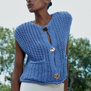 chunky zara knit blue top with gold buttons